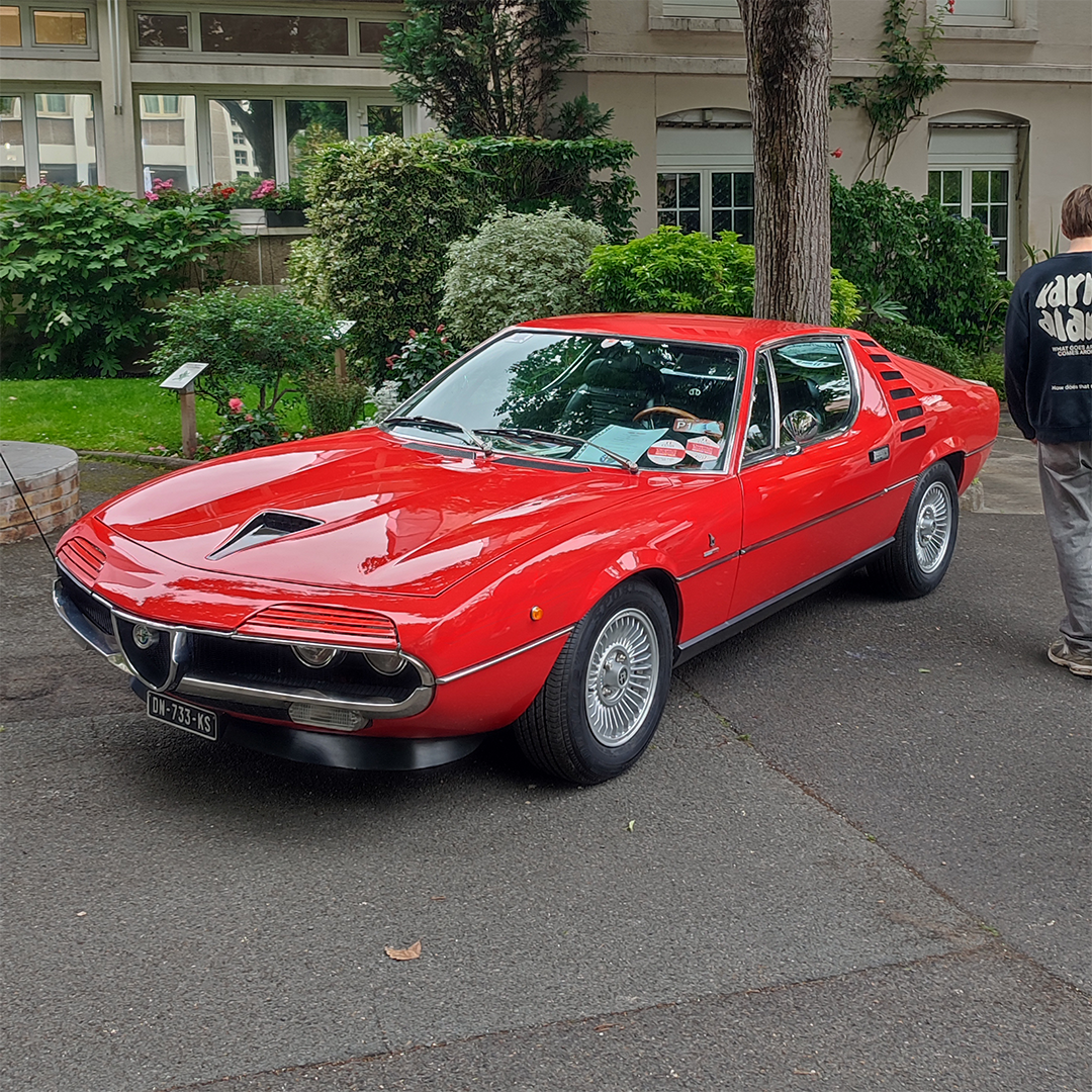 belle voiture rouge